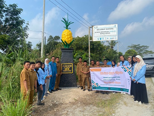 Mahasiswa Kukerta Universitas Riau mengecat tugu Desa Kualu Nenas (foto/ist)