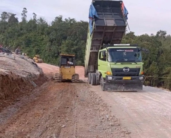 Pengerjaan fisik trase jalan.