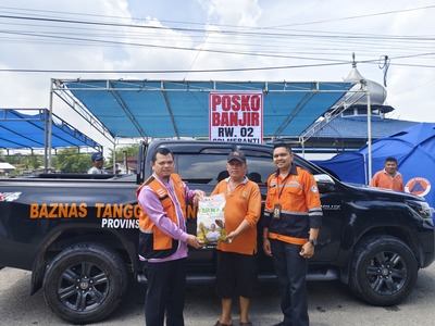 Baznas Provinsi Riau turut menyalurkan sejumlah bantuan korban banjir di Pekanbaru. (Foto: Sri Wahyuni)