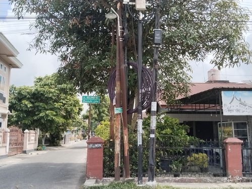 Kabel dan tiang internet semrawut di Kota Pekanbaru (foto/int)