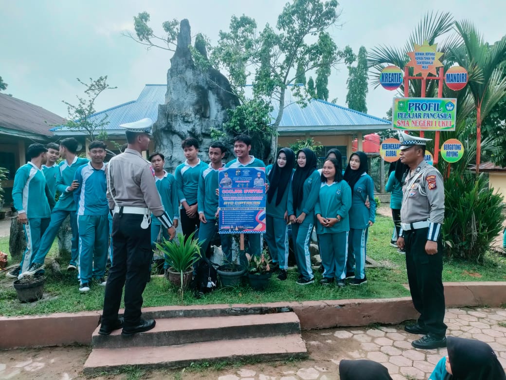 Satlantas Polres Pelalawan lakukan "Police Goes To School" ke Sekolah SMAN 1 Ukui (foto/Andy)