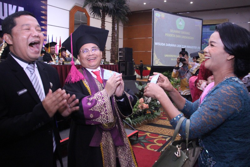 Rektor Unilak, Prof Dr Junaidi, juga tidak ragu bergabung menari bersama para orang tua dan wisudawan (foto/ist)