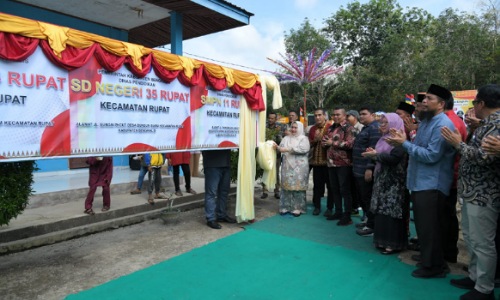 Bupati Bengkalis, Kasmarni saat meresmikan penegerian 3 sekolah di Rupat.(foto: zulkarnaen/halloriau.com)