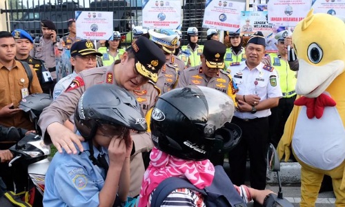 Kapolda Riau, Irjen Pol M Iqbal memberikan helm SNI kepada pengendara sebagai tanda dimulainya Ops Keselamatan Lancang Kuning 2023.(foto: istimewa)