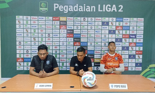 Pelatih Kepala PSPS Riau, Ridwan Saragih (tengah) saat jumpa pers di Stadion Kaharuddin Nasution Rumbai jelang laga kandang menjamu PSDS Deli Serdang.(foto: rahmat/halloriau.com)