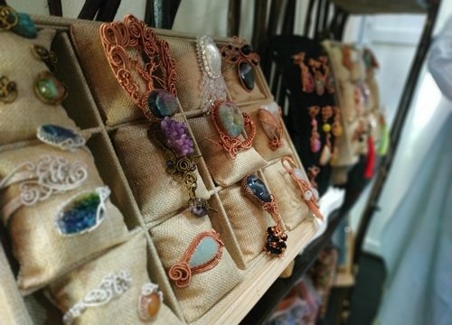 Kriya perhiasan yang diproduksi Mahacinta Jewelry banyak peminatnya hingga ke luar Pulau Sumatera (foto/riki)