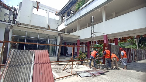 Pekerja di lokasi eks Gedung B MPP tersebut sedang memasang pagar seng (foto/rahmat-halloriau)