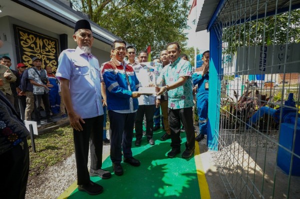 Seremonial penerimaan air bersih kerja sama PT KPI Kilang Dumai dengan Perumdam Tirta Dumai Bersemai di Gate Post Dock Komperta Bukit Datuk (foto/bambang)