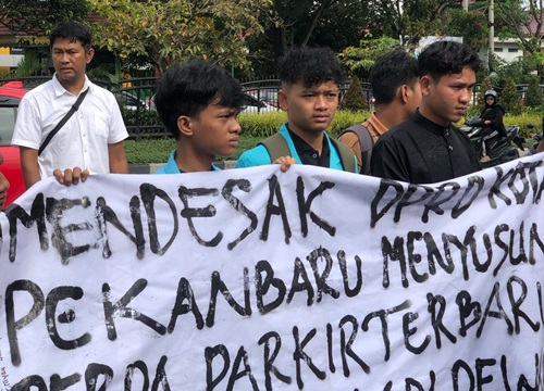 BEM Riau Bersatu demo DPRD Pekanbaru minta Perda Parkir dirampungkan (foto/Mimi) 