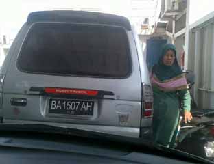 Mobil terobos antrian