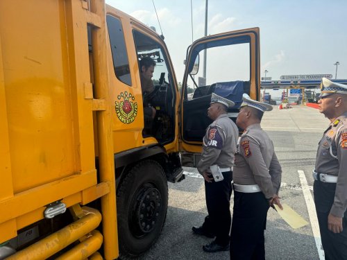 Belasan truk diduga ODOL ditertibkan di Tol Pekanbaru-Dumai (foto/int)