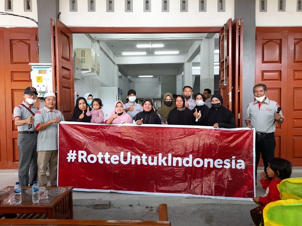 Tim Rotte Bakery foto bersama pada peresmia pabrik Rotte di Harau, Sumbar. 