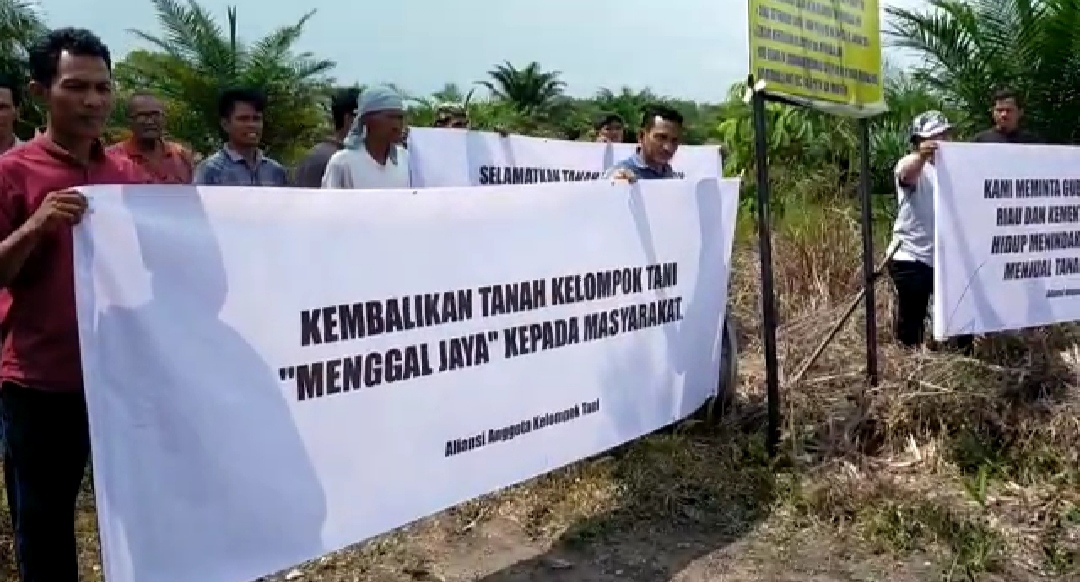 Aliansi Masyarakat dan anggota Kelompok Tani Menggala Jaya unjuk rasa di lahan sengketa. 