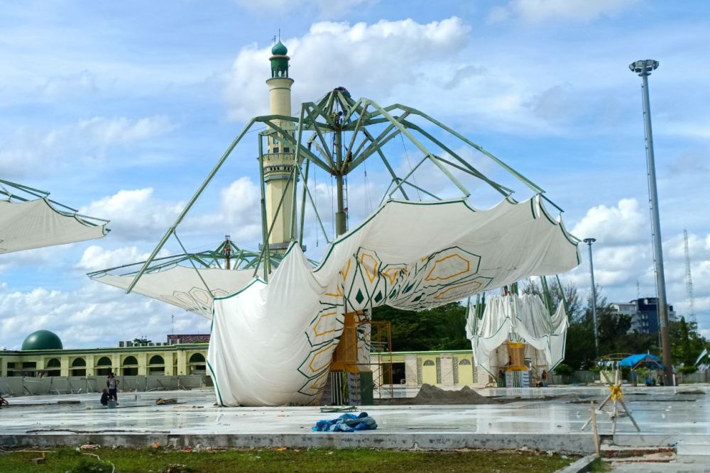 Payung raksasa di Masjid An-Nur rusak diterjang angin kencang (foto/int)