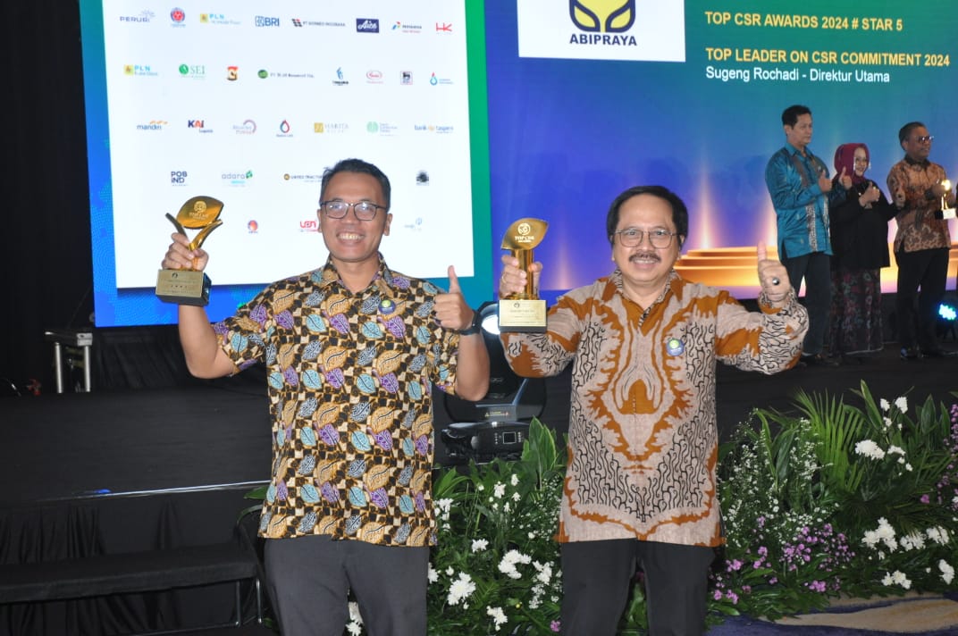 Dani Alhyar, Head of Corporate Communications & CSR Smartfren bersama Merza Fachys, President Director Smartfren mewakili penerimaan TOP CSR Awards 2024 (foto/ist)