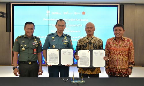 Wakil Direktur Utama BSI, Bob Tyasika Ananta bersama Kapusku TNI, Poedji Santoso dalam MoU BSI-TNI.(foto: istimewa)