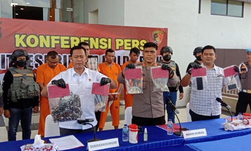 Kabid Humas Polda Riau, Kombes Sunarto saat ekspos pengungkapan kasus penganiayaan aktivis di Pekanbaru.(foto: bayu/halloriau.com)