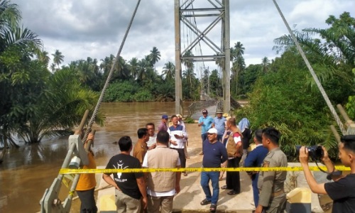 TIM Kementerian PUPR meninjau kondisi Jembatan Gantung Kauman-Peboun Hilir yang ambruk.(foto: ultra/halloriau.com)