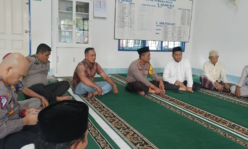 Kegiatan coolig system Kapolsek Rumbai Pesisir di Masjid Al-Manar.(foto: bayu/halloriau.com)