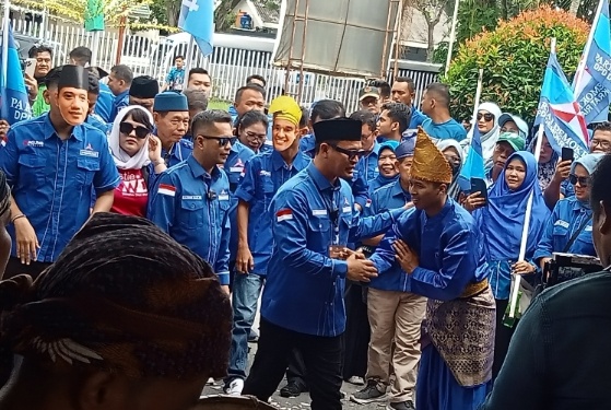 Ketua DPD Demokrat Riau, Agung Nugroho saat mengantarkan nama Bacaleg ke KPU Riau (foto/rinai-halloriau)