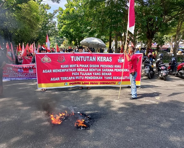 LSM Riau bersatu menggelar aksi unjukrasa Kantor Gubernur Riau dan Kantor Dinas Pendidikan Provinsi, Selasa (24/9/2024) 