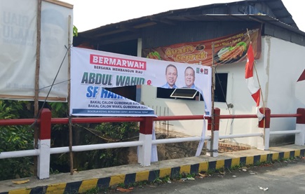 Baliho salah satu calon Gubri dirusak OTK (foto/Yuni)