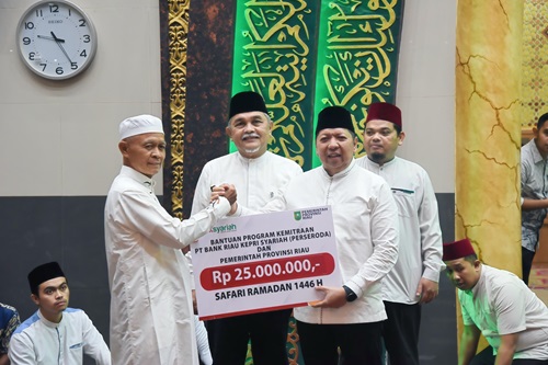 BRK Syariah serahkan bantuan ke Masjid Al Mizan, Kampar Kiri, Kampar (foto/Yuni)