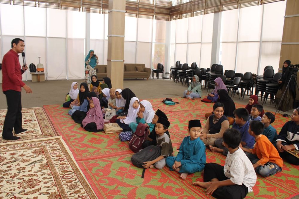 Puluhan anak-anak mengikuti pesantren kilat Dispersip Riau di Pustaka Soeman HS.(foto: mcr)