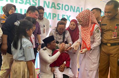 Bupati Pelalawan, H Zukri secara simbolis memberikan tetes vaksin polio kepada balita sebagai tanda dimulainya pencanangan PIN polio serentak tingkat Kabupaten Pelalawan tahun 2024.(foto: istimewa)