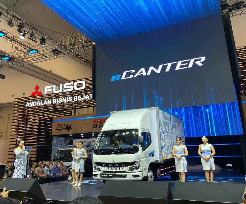 Mitsubishi Fuso meluncurkan produk mobil angkutan berat berbahan bakar listrik dengan nama eCanter dalam gelaran Gaikindo Indonesia International Auto Show (GIIAS) 2024 di Ice BSD, Tangerang, Rabu (17/7/2024).