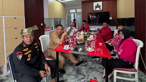 Pertemuan Plt Gubernur Riau, SF Hariyanto dan Arwin AS bersama para tokoh di Siak.(foto: tribunpekanbaru.com)