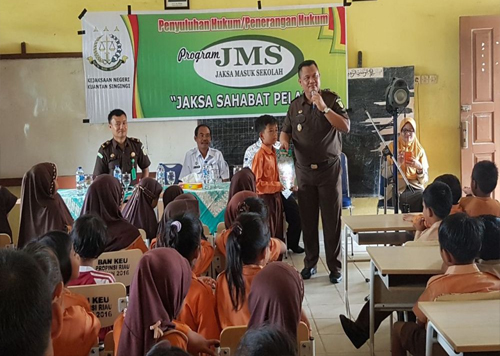 Kasi Intel Kejari Kuansing Revendra, SH terlihat akrab dengan siswa dan siswi SDN 001 Kampung Baru Sentajo mengikuti program JMS.