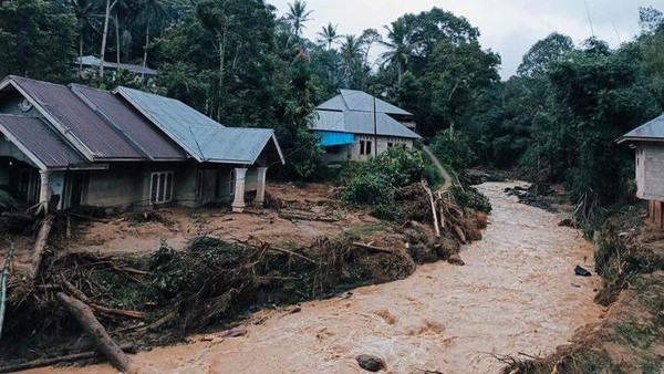 Sungai Batang Lampasi di Limapuluh Kota, Sumbar meluap (foto/ist)