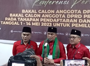 Ketua DPD Riau Zukri Misran (tengah) usai mendaftarkan 65 Bacaleg (foto/rinai-halloriau)