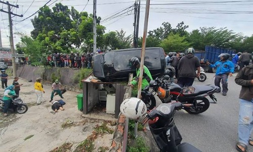 Sopir Sigra menabrak dua pemotor di Jalan Sudirman Pekanbaru, menewaskan satu orang (foto/int)