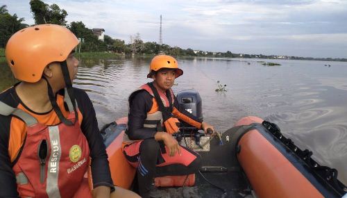 Tim SAR saat mengevakuasi jasad anak 1,5 tahun yang tenggelam di Sungai Ara Pelalawan.(foto: mcr)