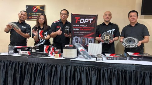 (dari kiri) I Gusti Toma Dani, Kacab Tasti Pekanbaru, Rizka, Officer TAM ASBD, Agus Riyanto, Operation Manager PT Tasti Anugerah Mandiri dan Yamaguchi selaku Executive Coordinator PT TAM ASBD menunjukkan suku cadang T-OPT di sela-sela customer gathering di Hotel Furaya, Senin (25/5/2026). Foto Ist