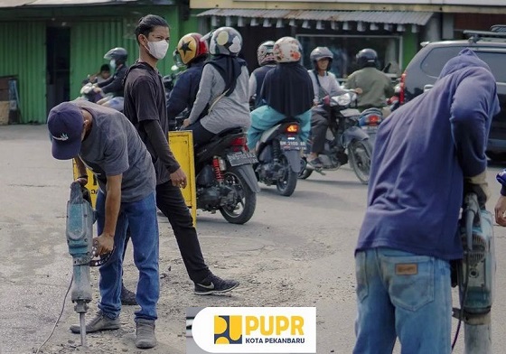 Dinas PUPR melaksanakan kegiatan pemasangan base jalan di jalan teratai