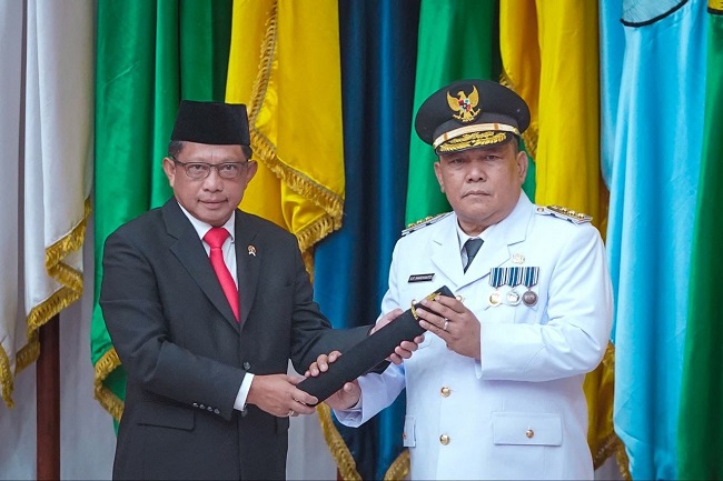 Mendagri RI, M Tito Karnavian menyerahkan SK kepada SF Hariyanto sebagai Penjabat (Pj) Gubernur Riau.
