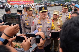 Kapolda Riau, M Iqbal saat meninjau personel menjaga momen Nataru (foto/Bayu)