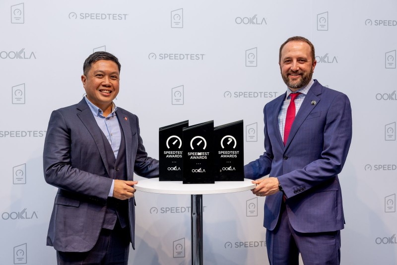 Direktur Marketing Telkomsel Derrick Heng (kiri) menerima tiga penghargaan yang diraih Telkomsel pada ajang Ookla Speedtest Awards 2022, di Barcelona, Spanyol (foto/ist)