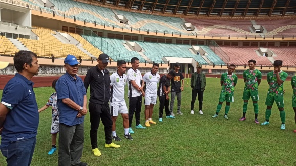 Ketua Umum KONI Riau Iskandar Hoesin meninjau tim sepakbola di Stadion Utama (foto/rahmat)