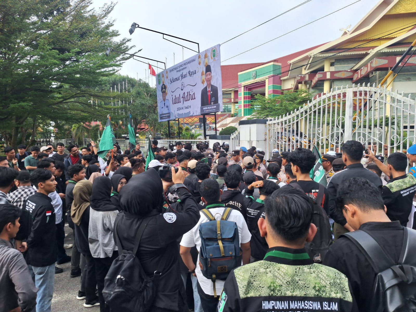 Puluhan anggota HMI Cabang Pekanbaru gelar aksi unjuk rasa di DPRD Riau, Jumat (14/6/2024) (foto:rinai/halloriau) 