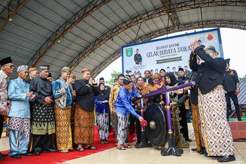 Walikota Dumai, H Paisal memukul Gong membuka Gelar Budaya Panji Fair 2024 di lapangan Taman Bukit Gelanggang Dumai.(foto: bambang/halloriau.com)