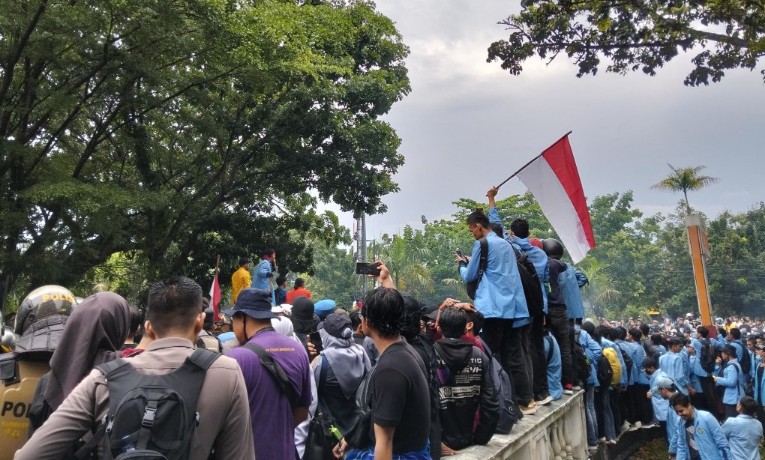 Ribuan mahasiswa berbagai universitas kepung gedung DPRD Riau (foto/dini)