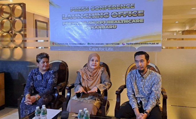 Chief Marketing Officer KPJ Healthcare, Sherene Azli (tengah) bersama Health Tourism KPJ Healthcare, Farah Delah Suhaimi dan CEO Ampang Puteri Specialist Hospital, Ahmad Rafiquddin saat konpers (foto/riki)