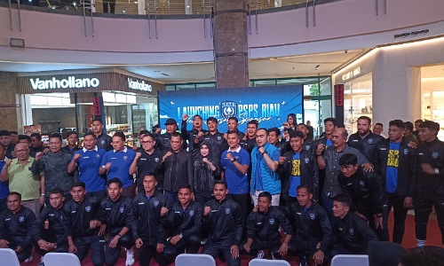 Pj Walikota Pekanbaru Muflihun bersama seluruh punggawa dan manajemen PSPS Riau saat launching jersey dan tim untuk Pegadaian Liga 2 2023/3024 di Mal SKA Pekanbaru.(foto: rahmat/halloriau.com)