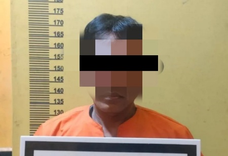 WA ditangkap tim Polsek Bagan Sinembah atas pelaporan pemukulan seorang wanita (foto/antara)