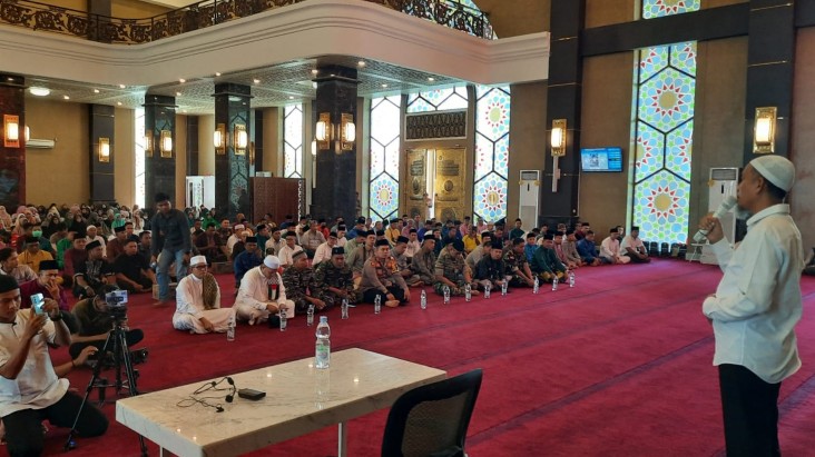 Walikota Dumai H. Paisal membuka kegiatan aksi solidaritas untuk Palestina di Masjid Habiburrahman DIC Dumai (foto/bambang)