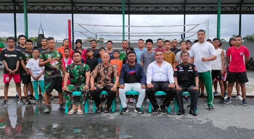 Ketua KONI Pekanbaru M Yasir meninjau latihan dan seleksi atlet tinju Pekanbaru persiapan Porprpov X Riau